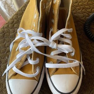 NEW NEVER WORN Converse Unisex  Men (6.5) Womens (8.5) High-Top in Burnt Honey